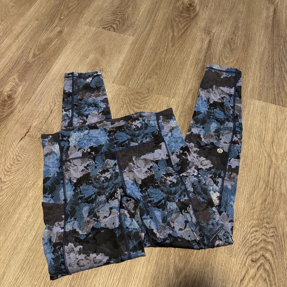 LULULEMON Speed Up Tight *Full-On Luxtreme 28"
Screen Camo Multi Size 6 - Picture 9 of 12